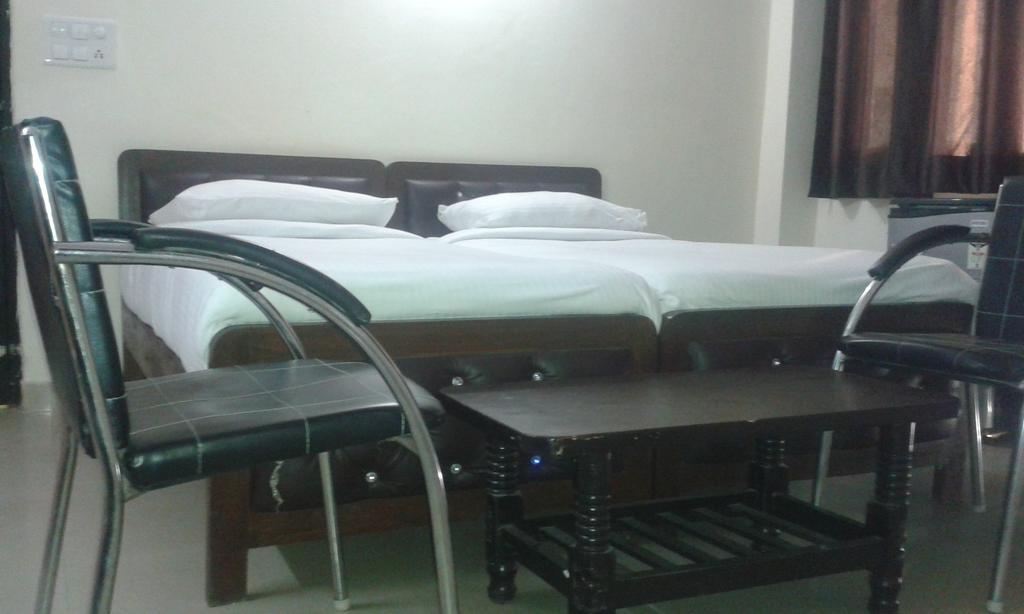 Charanpahari Hotel نيودلهي الغرفة الصورة