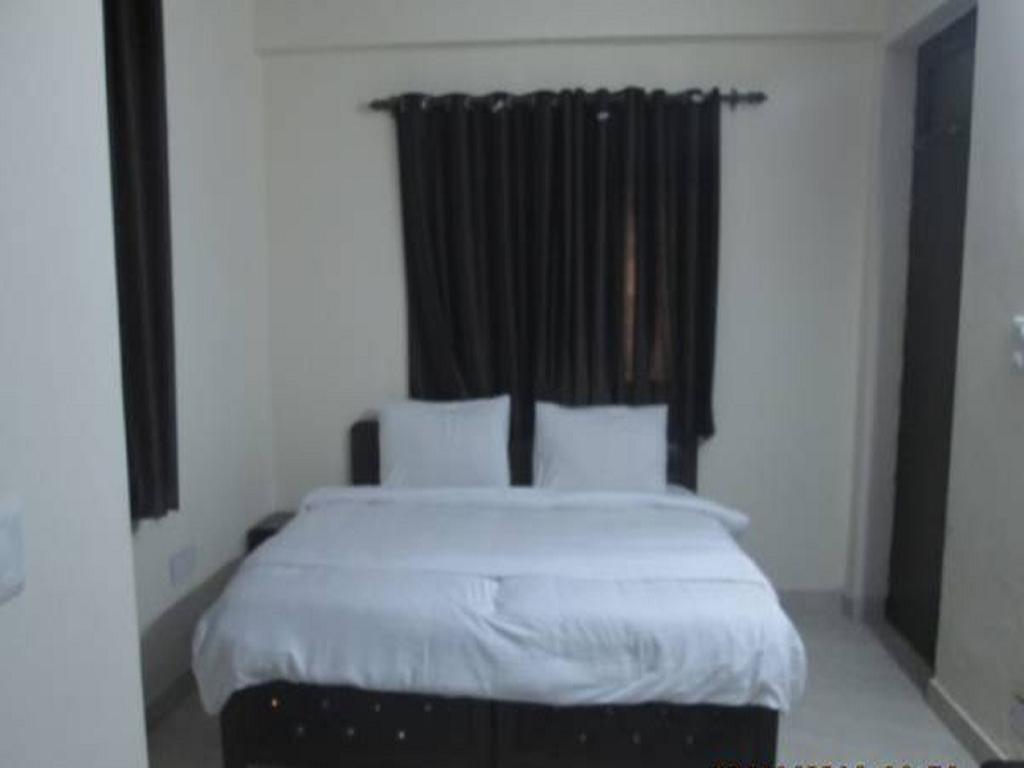 Charanpahari Hotel نيودلهي الغرفة الصورة