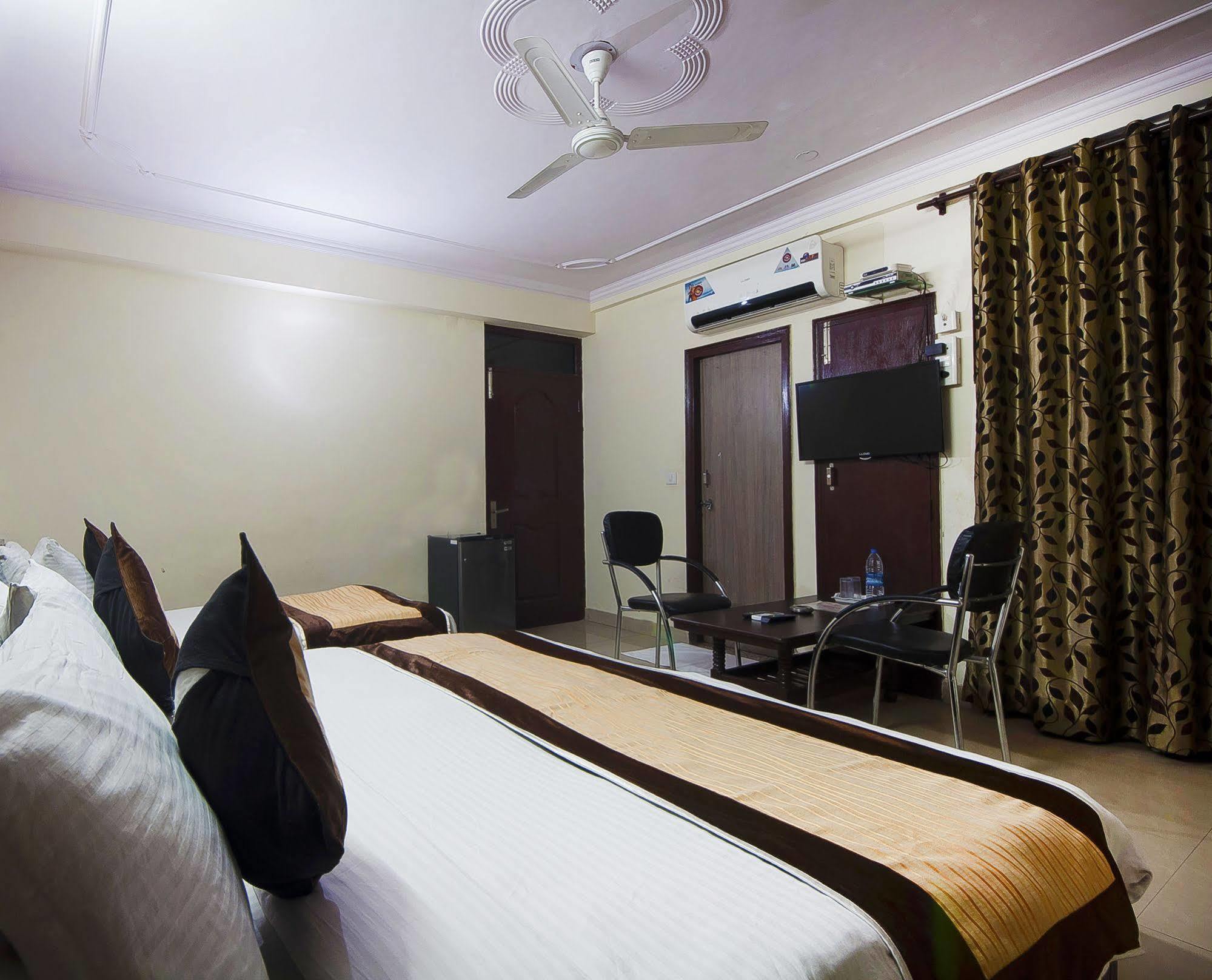 Charanpahari Hotel نيودلهي المظهر الخارجي الصورة