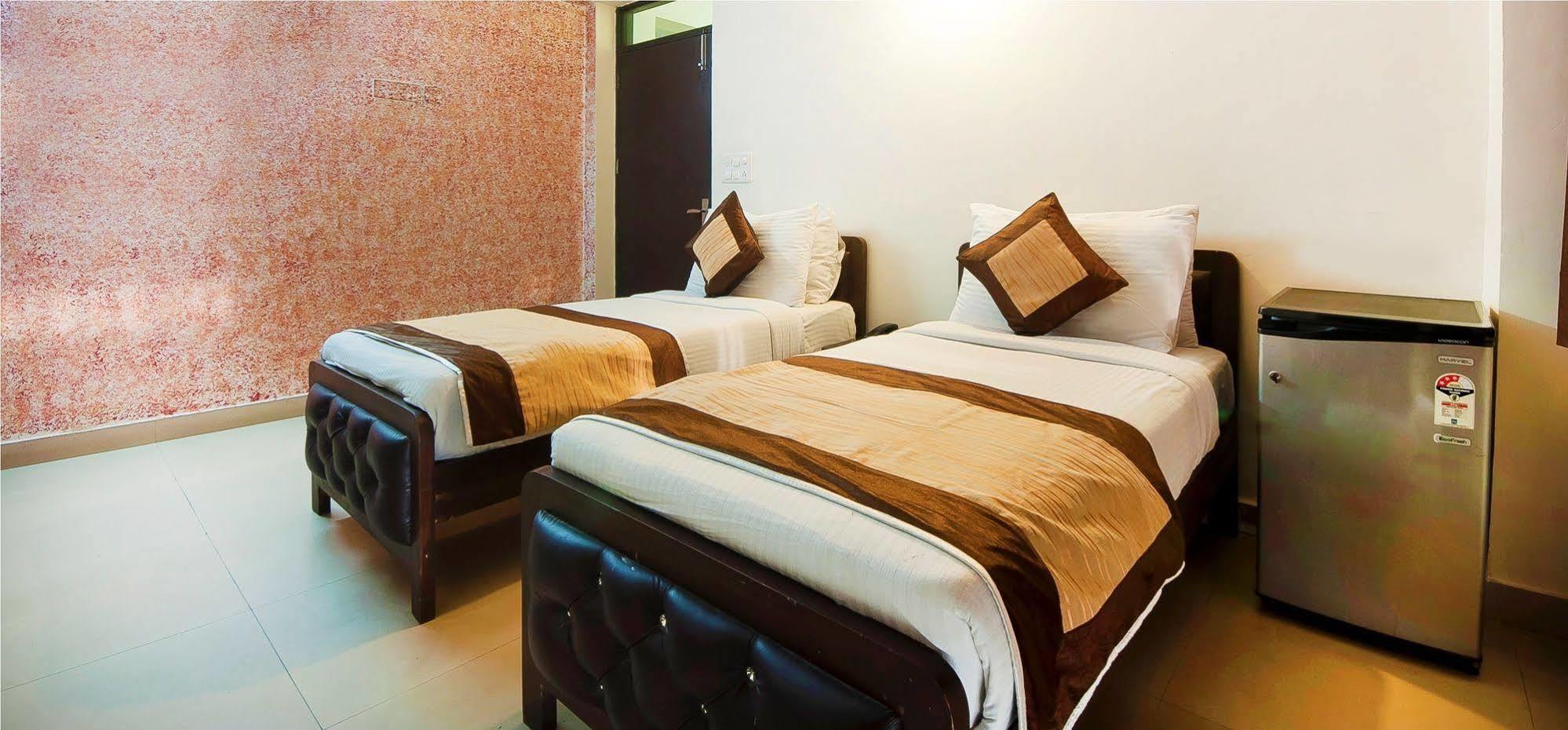 Charanpahari Hotel نيودلهي المظهر الخارجي الصورة
