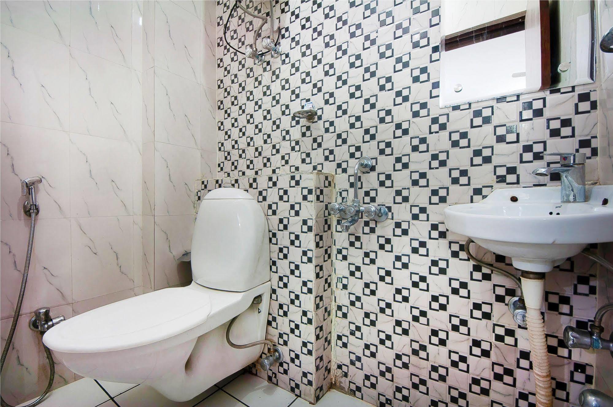 Charanpahari Hotel نيودلهي المظهر الخارجي الصورة