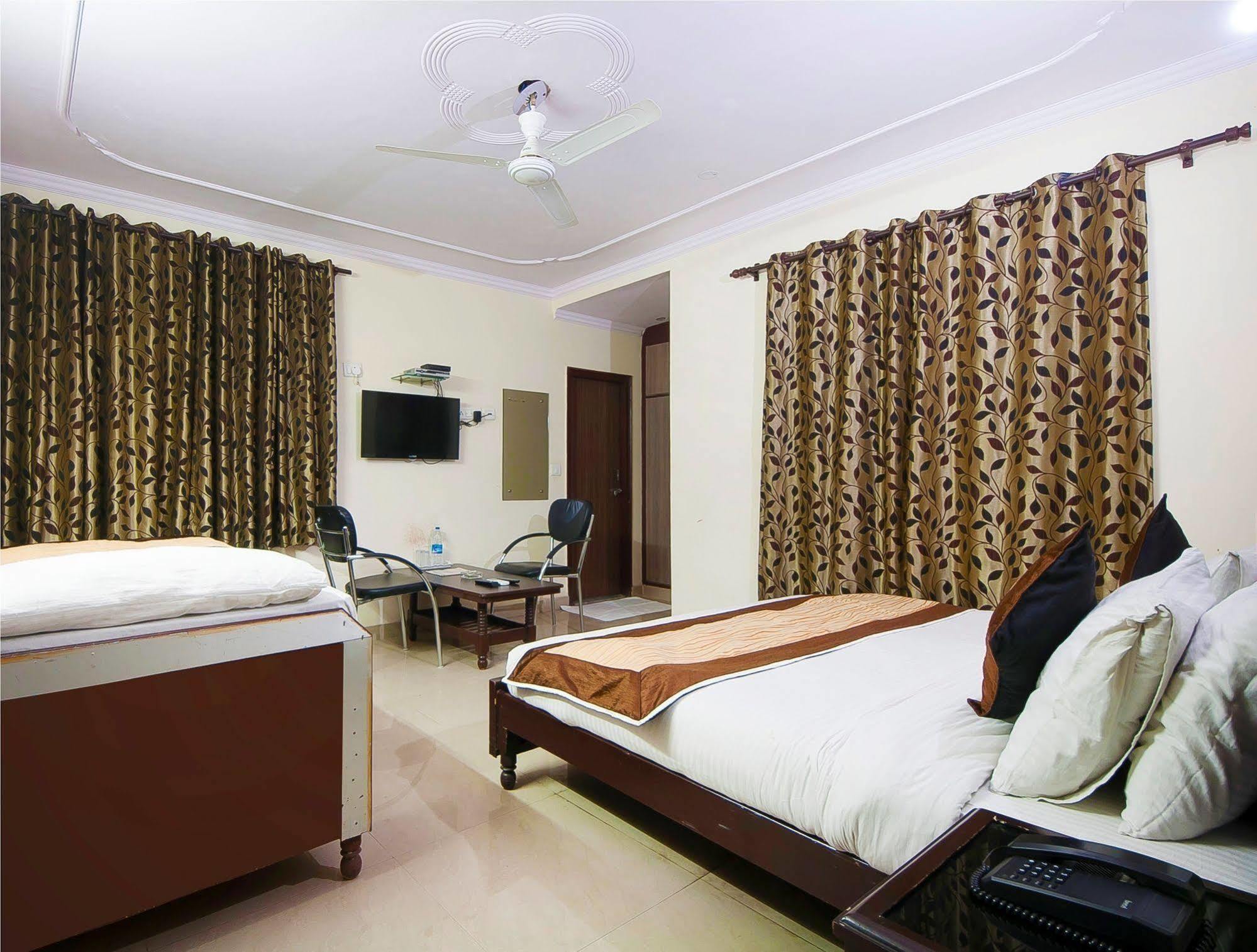 Charanpahari Hotel نيودلهي المظهر الخارجي الصورة