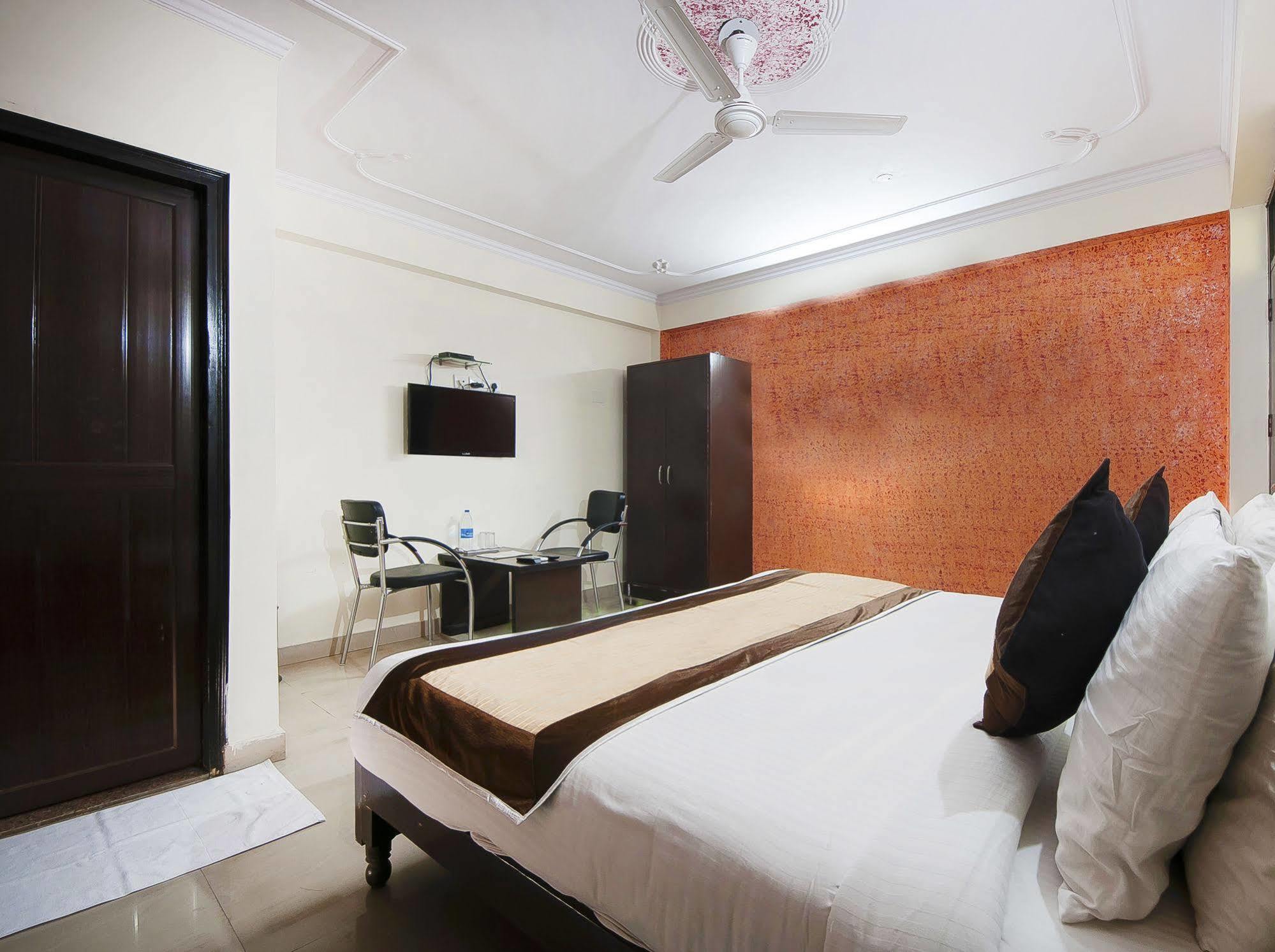Charanpahari Hotel نيودلهي المظهر الخارجي الصورة