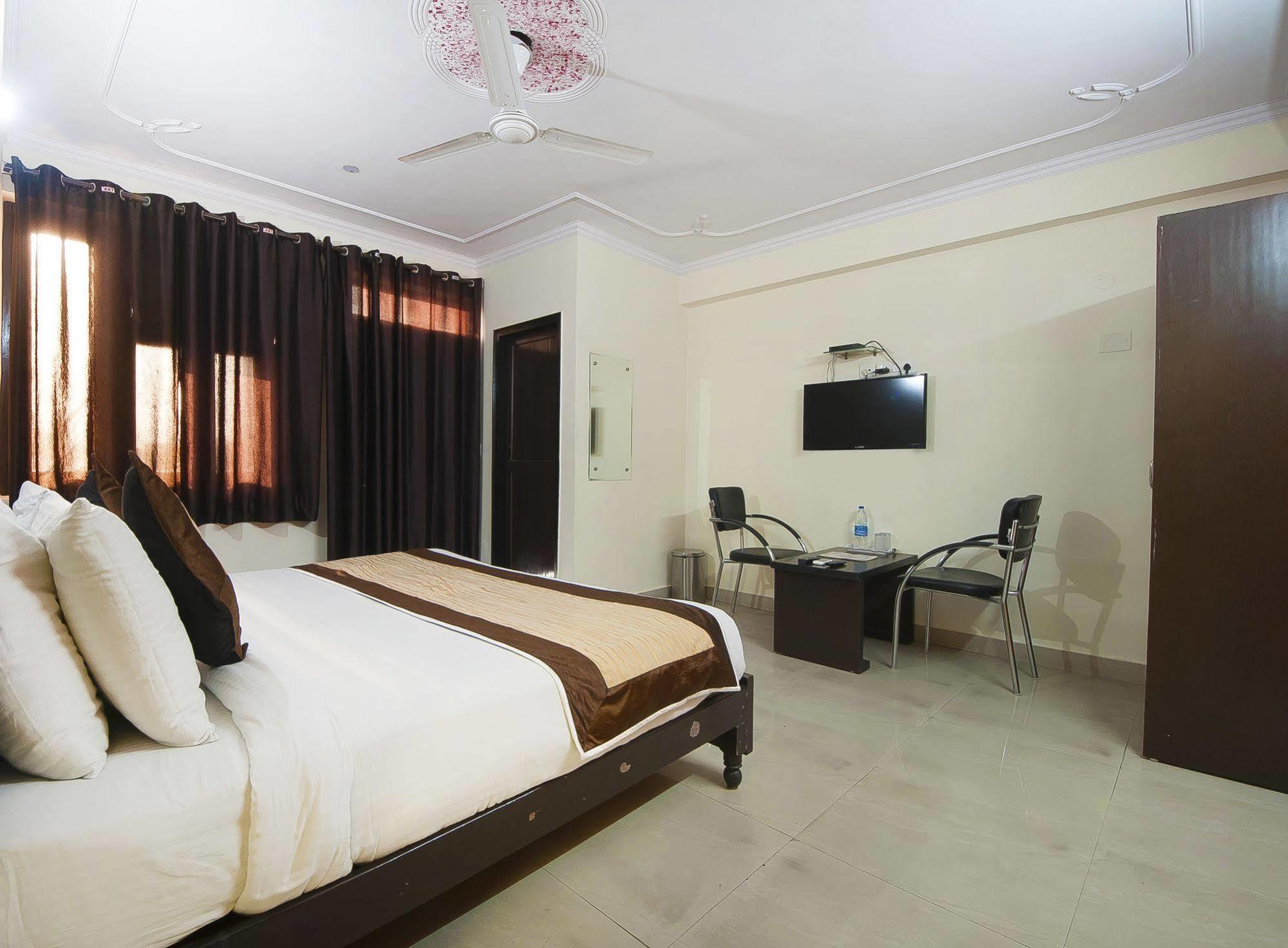 Charanpahari Hotel نيودلهي المظهر الخارجي الصورة