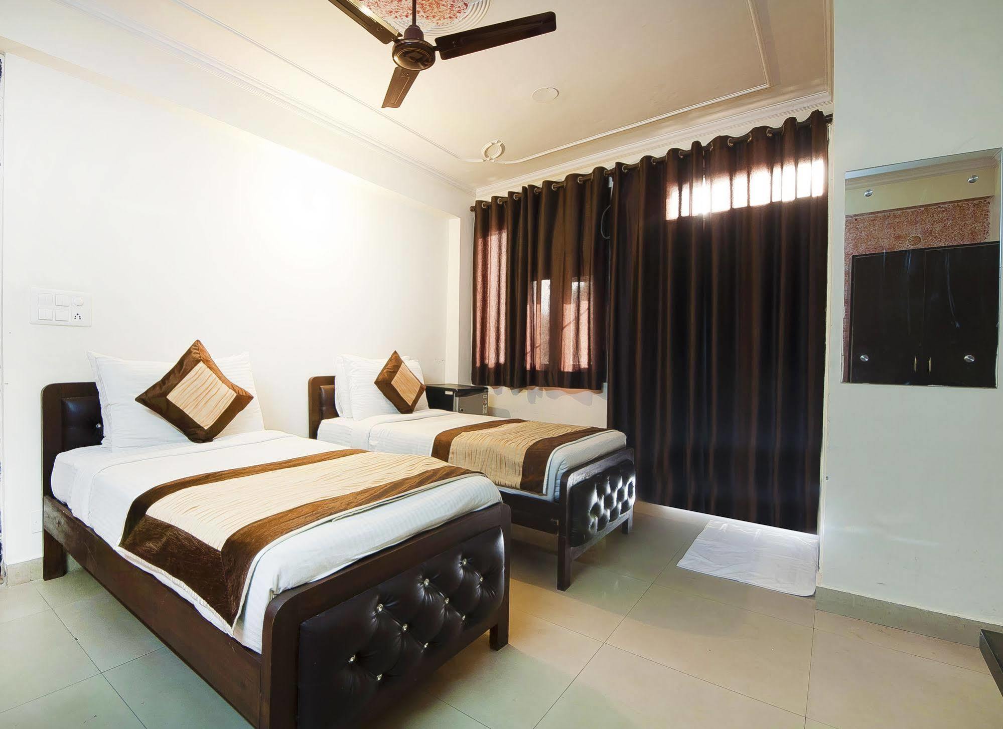 Charanpahari Hotel نيودلهي المظهر الخارجي الصورة