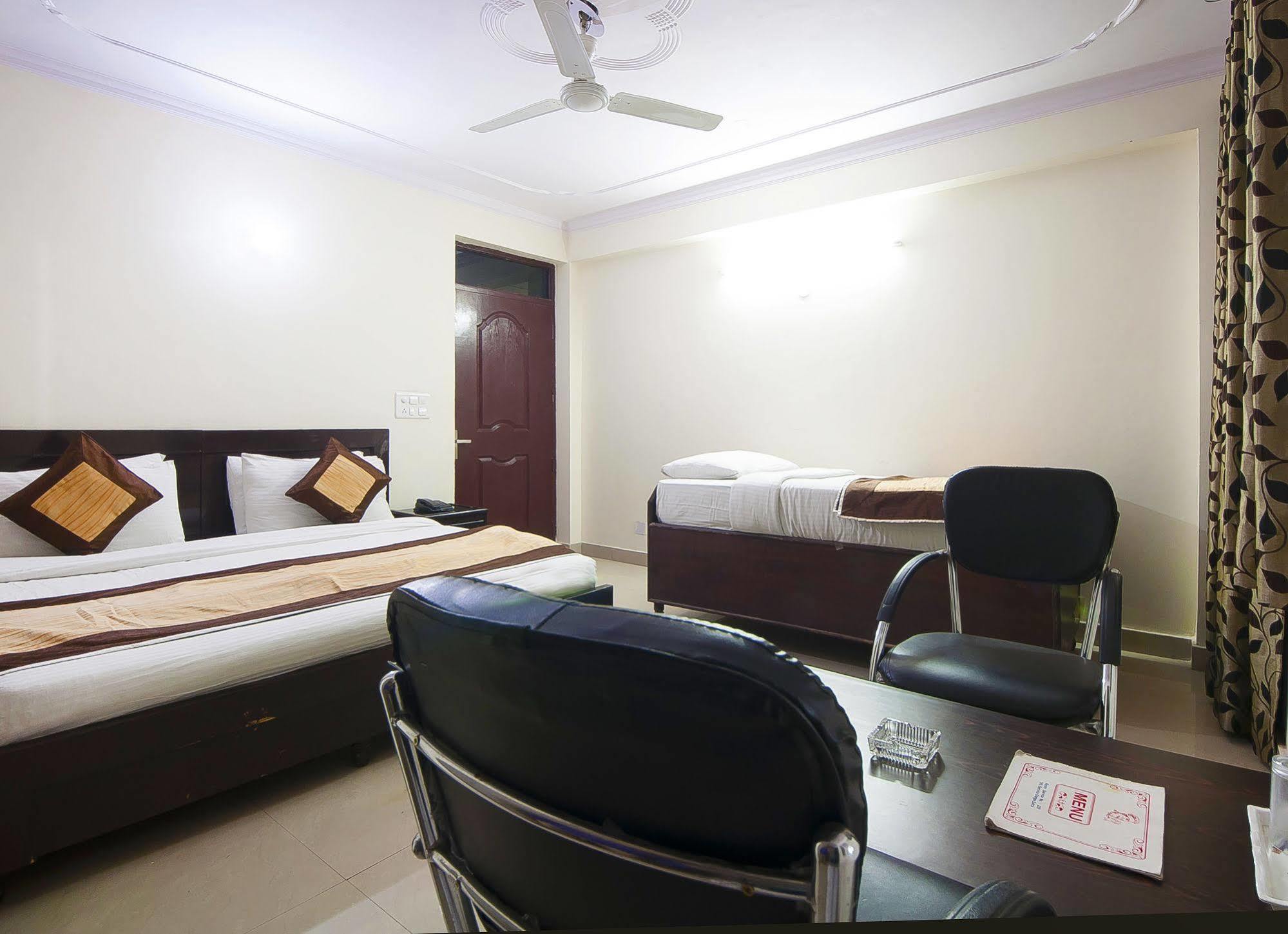 Charanpahari Hotel نيودلهي المظهر الخارجي الصورة