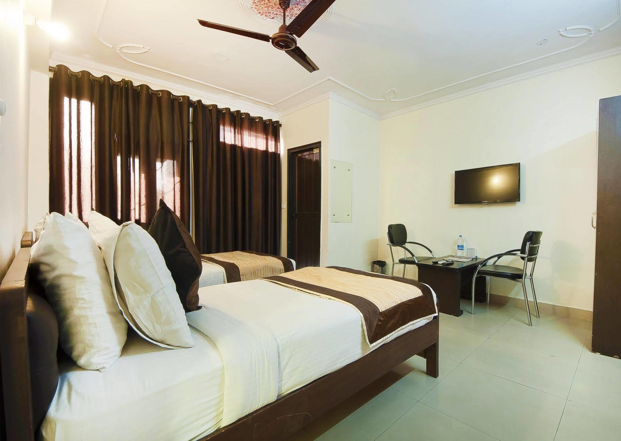 Charanpahari Hotel نيودلهي المظهر الخارجي الصورة