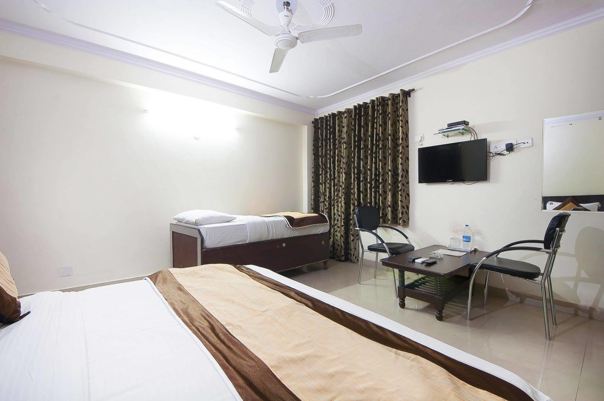 Charanpahari Hotel نيودلهي المظهر الخارجي الصورة