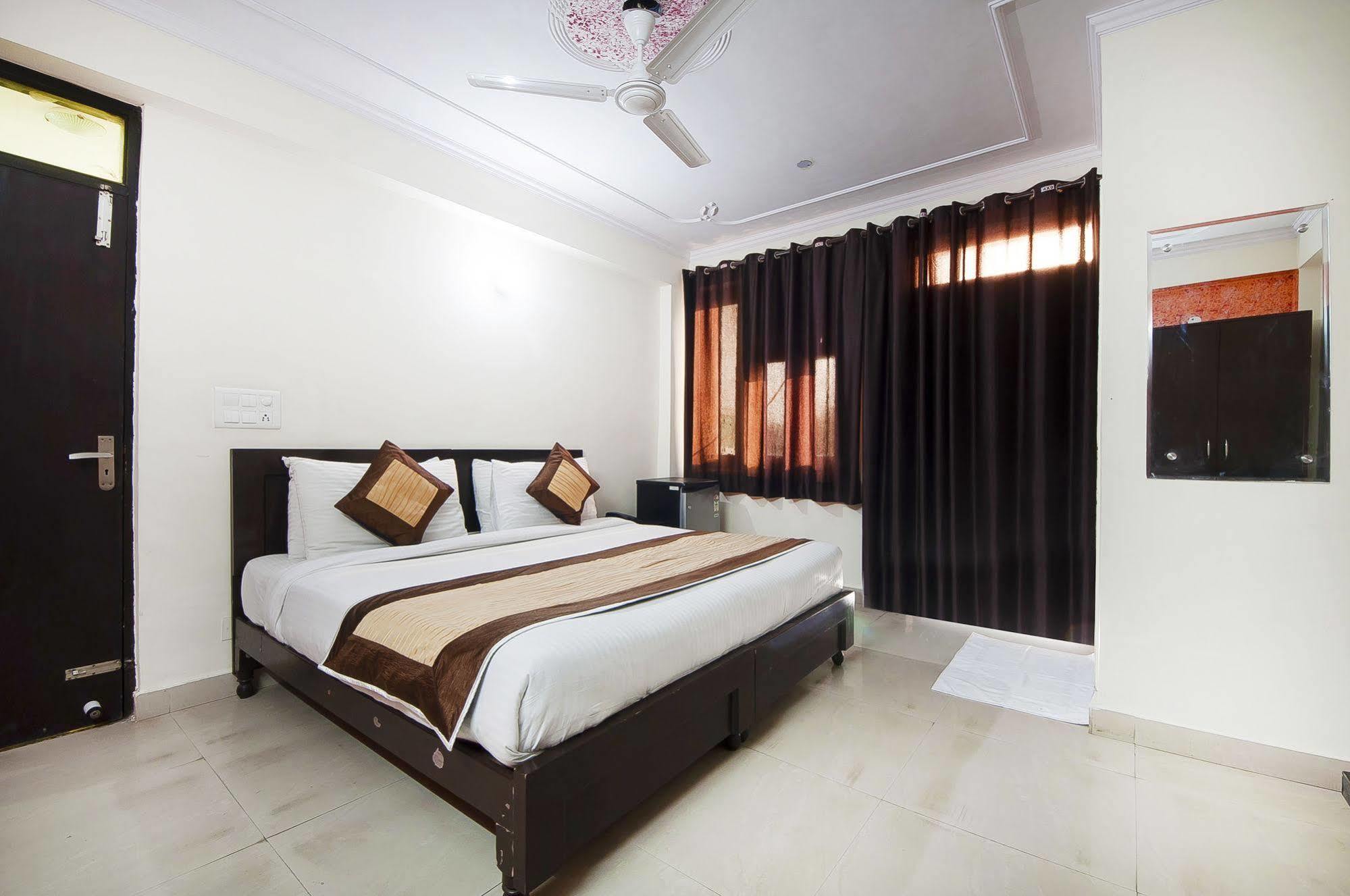 Charanpahari Hotel نيودلهي المظهر الخارجي الصورة