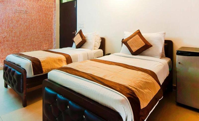 Charanpahari Hotel نيودلهي المظهر الخارجي الصورة