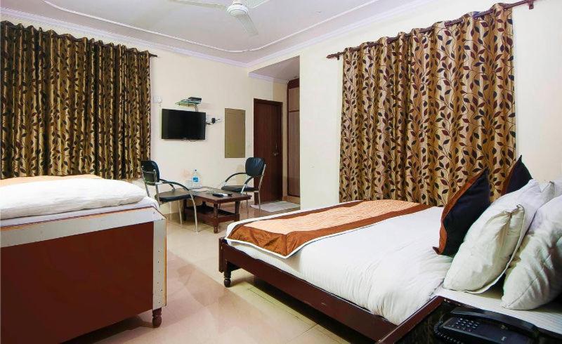 Charanpahari Hotel نيودلهي المظهر الخارجي الصورة