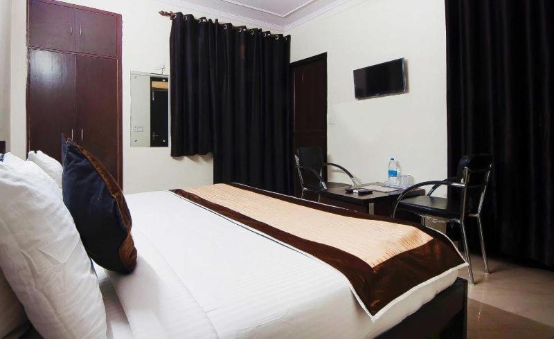 Charanpahari Hotel نيودلهي المظهر الخارجي الصورة